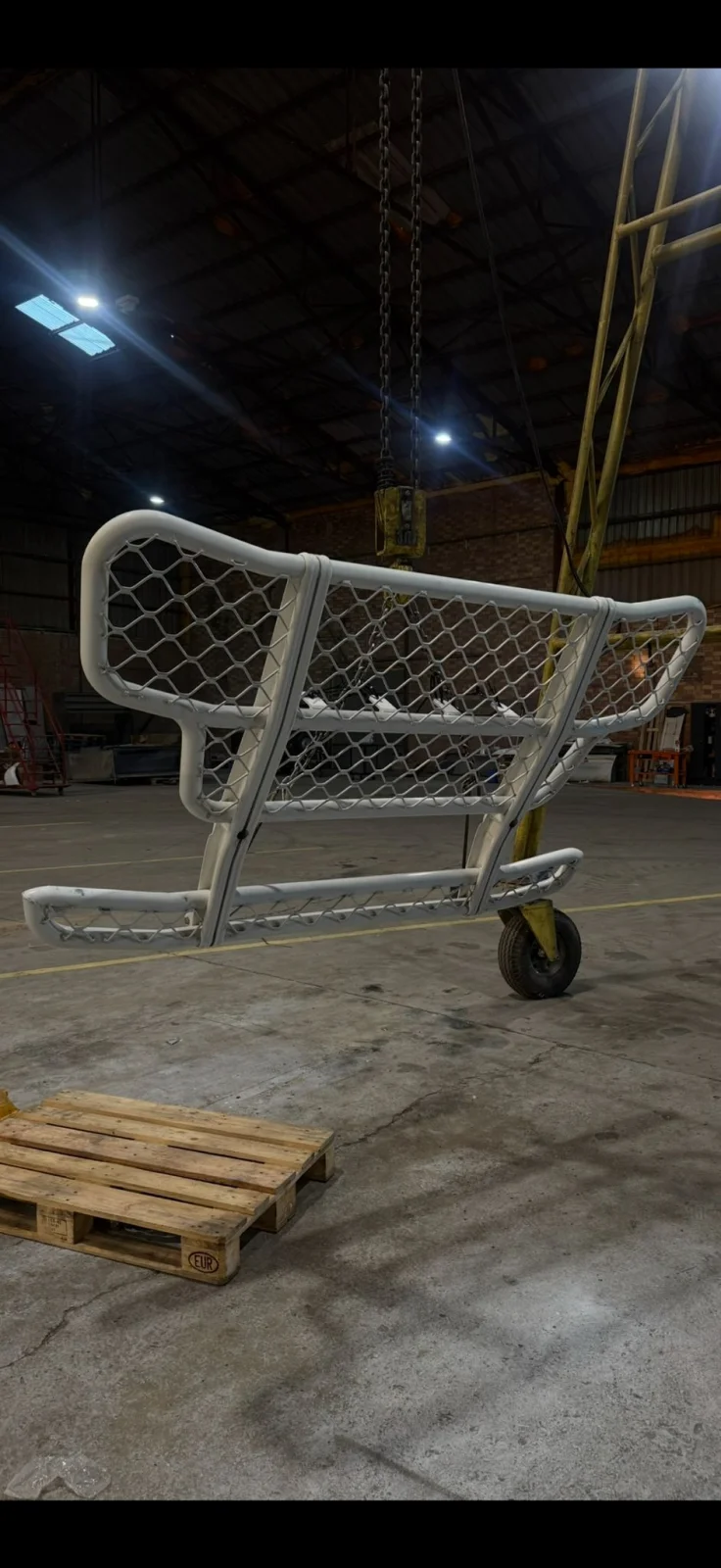 Defensa frontal para camión con malla, vista en taller